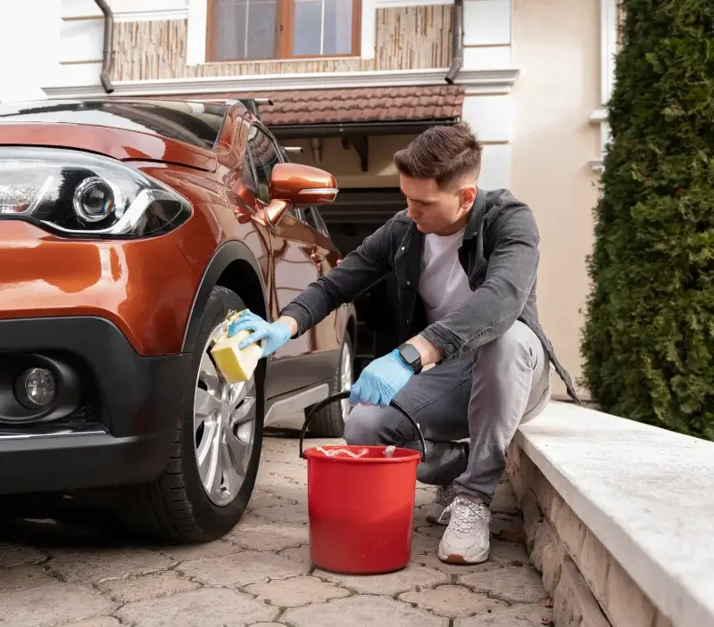Lavage auto à domicile Grossœuvre : professionnel intervenant sur un véhicule